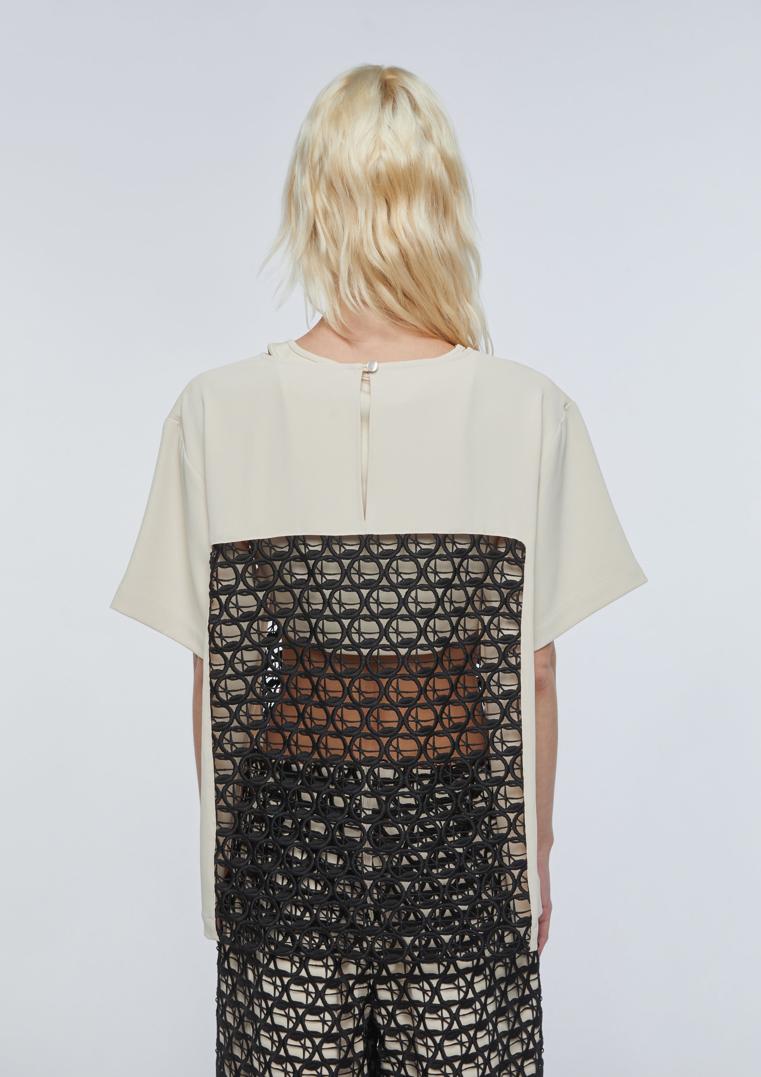 เสื้อยืดแขนสั้นแต่งผ้าตาข่าย