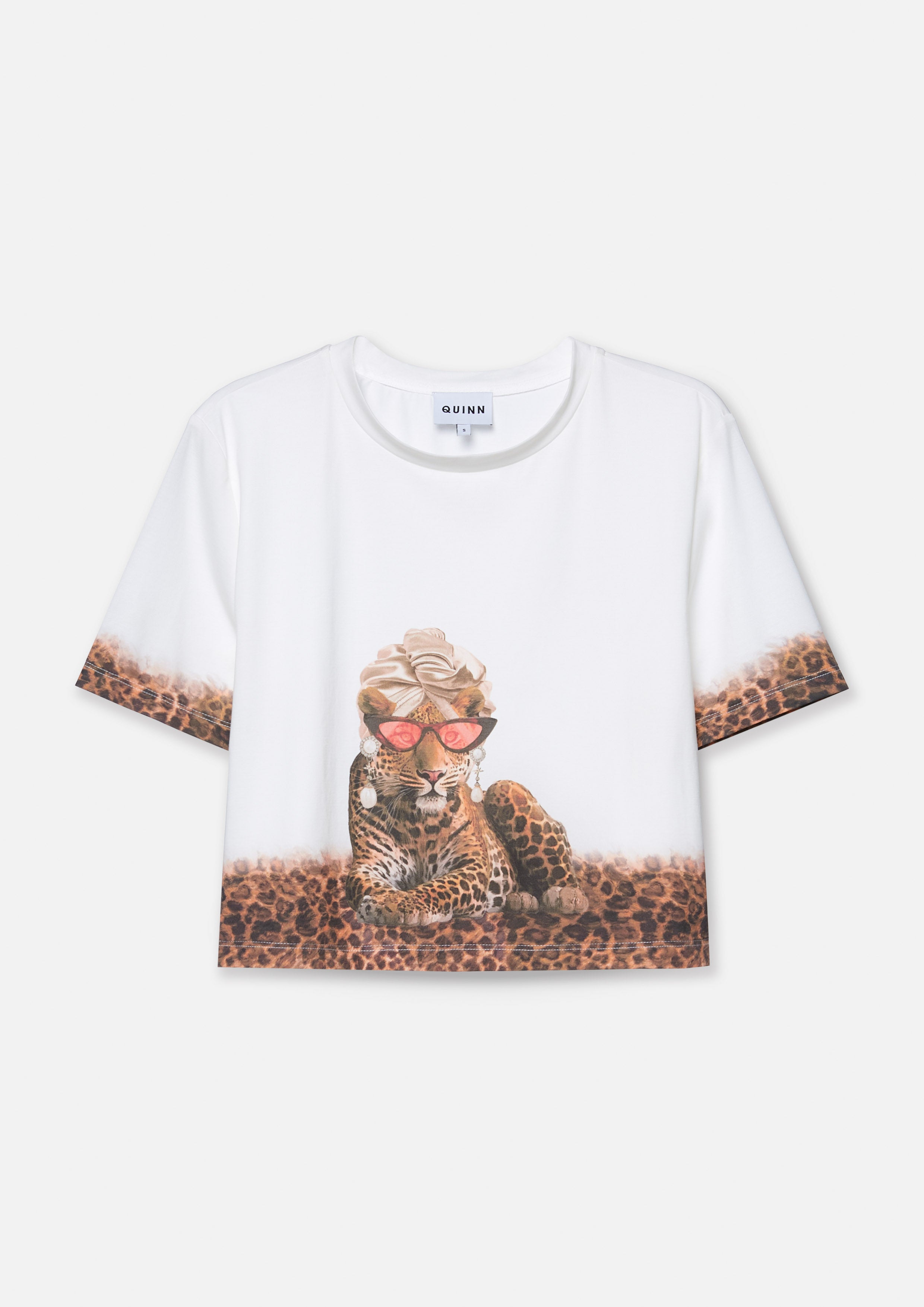 เสื้อยืดทรงครอปพิมพ์ลาย Chic Leopard