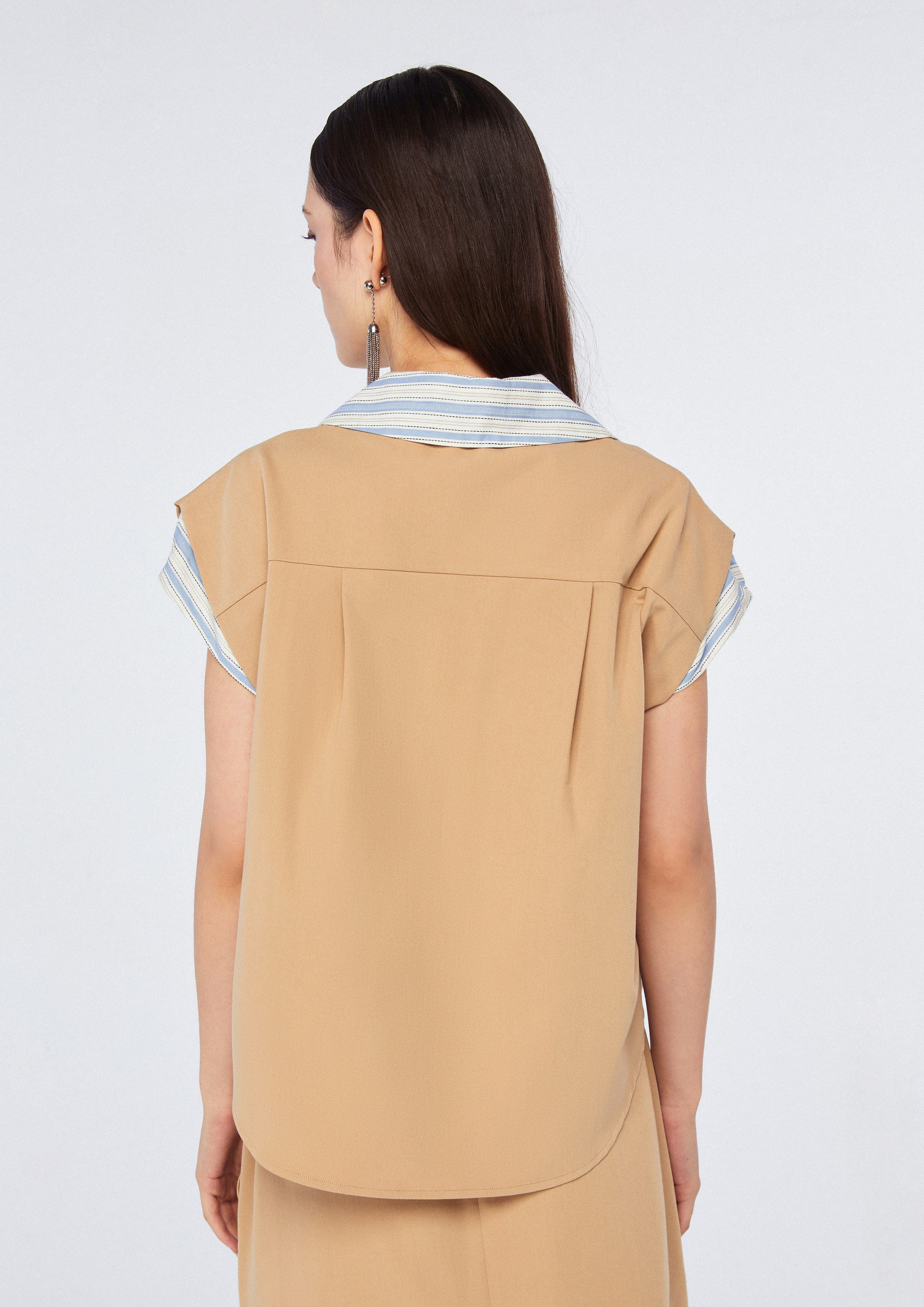 เสื้อเชิ้ตปกคอเสื้อลายทาง