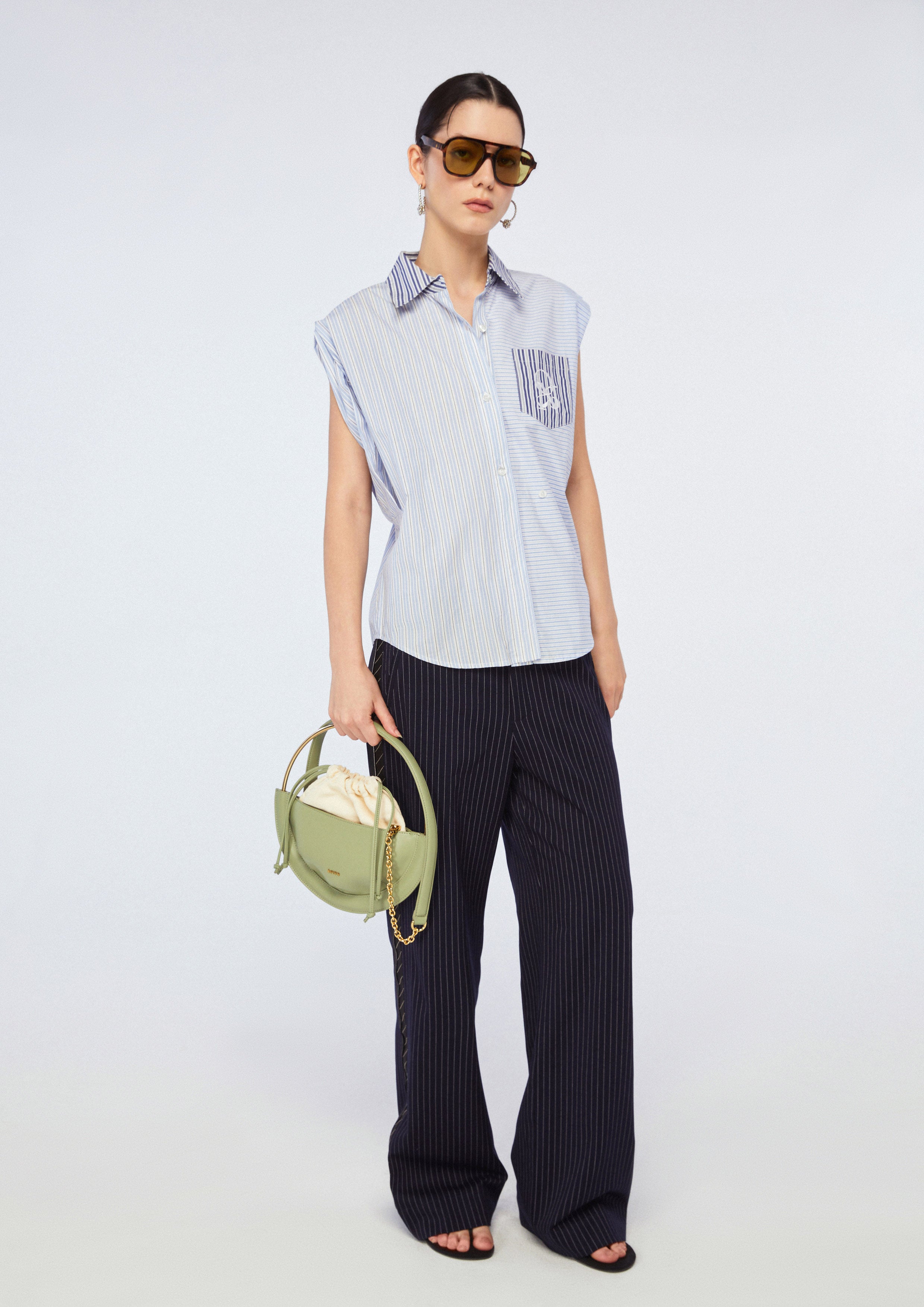 เสื้อเชิ้ตแขนกุดลายทาง